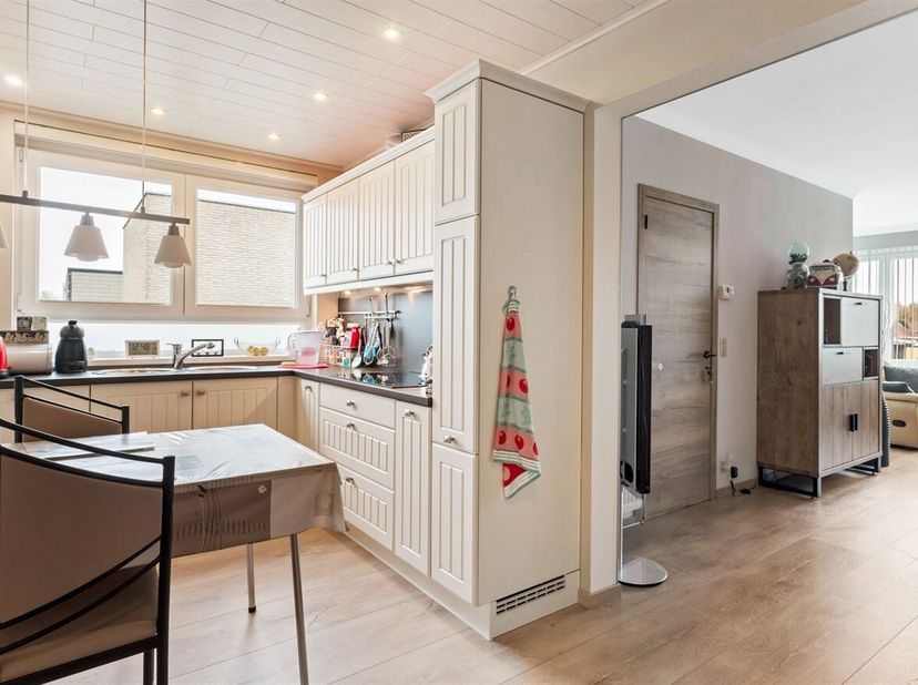 Ligging: In Wommelgem geniet dit appartement van een uitstekende bereikbaarheid. Winkels, openbaar vervoer en belangrijke in- en uitvalswegen bevinden