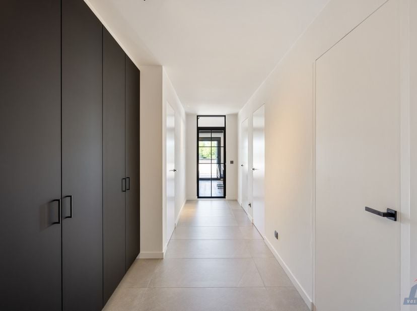 Op een uitstekende locatie aan de Luikersteenweg in Sint-Truiden bevindt zich dit uitzonderlijk luxueuze penthouse, gebouwd in 2019, waar hoogwaardige