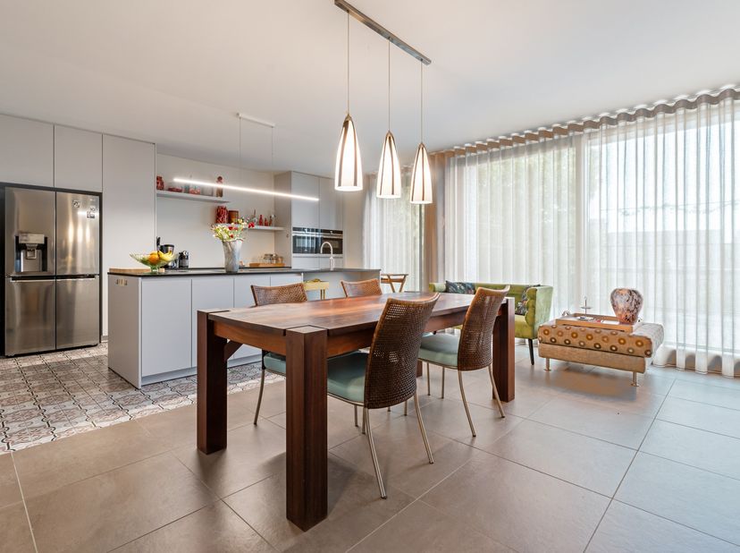 Dit luxe appartement bevindt zich op de bovenste verdieping. Een prachtige leefruimte met aansluitend terras, een volledig ingerichte leefkeuken met b