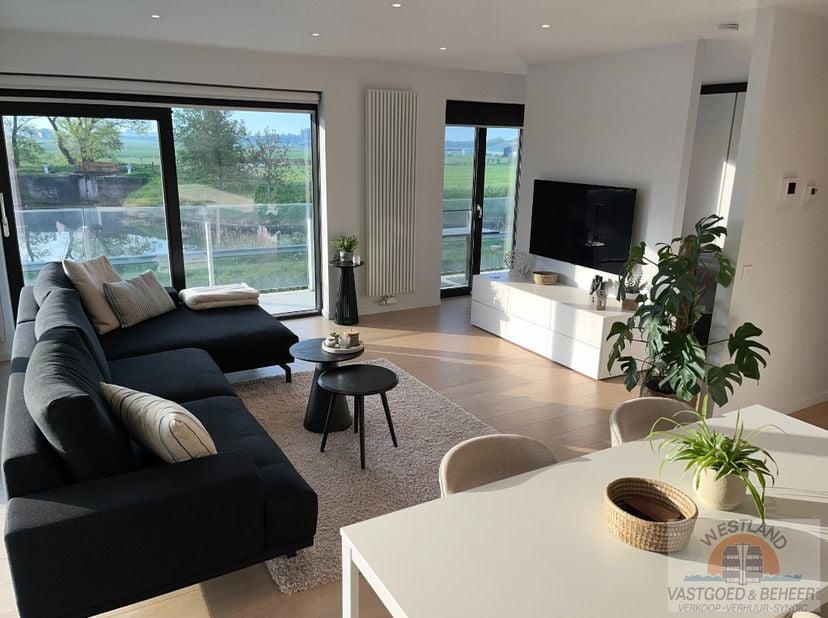 Op een rustige en groene ligging bevindt zich dit instapklare hoekappartement met 1 slaapkamer op de eerste verdieping. Dankzij de grote raampartijen