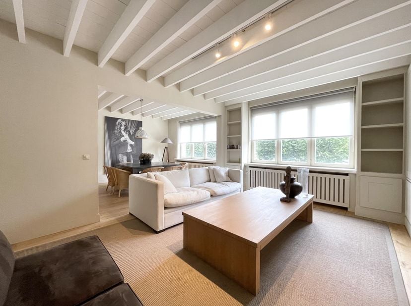 WOLUWE-SAINT-PIERRE, ideaal gelegen vlakbij MONTGOMERY, prachtig GEMEUBILEERD APPARTEMENT (1 slaapkamer/1 badkamer) van ± 96 m². Het appartement bevin