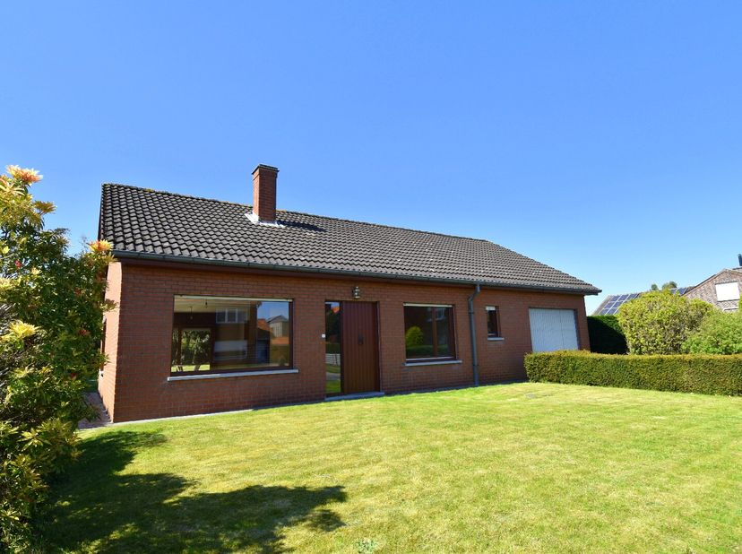 Deze woning is gelegen op een aangename en vlot bereikbare locatie in Gullegem, op korte afstand van winkels, scholen en andere dagelijkse voorziening