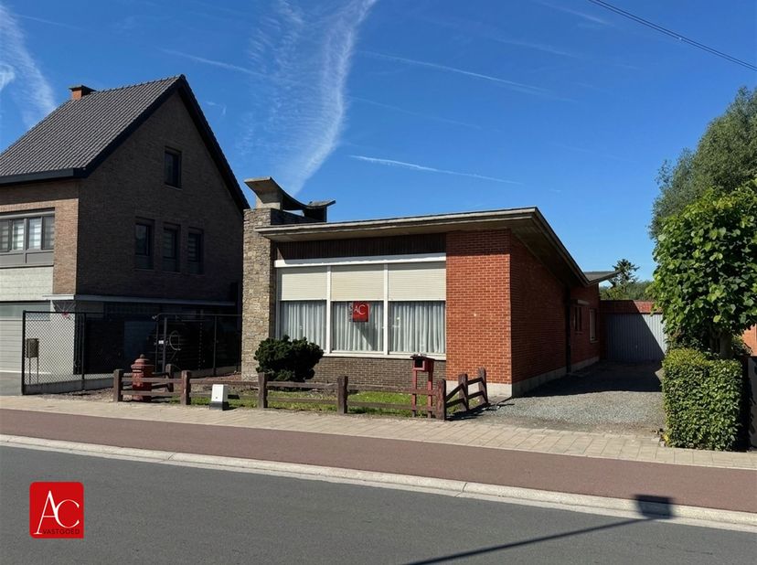 Een mooie kans voor de ambitieuze verbouwers onder ons.<br />
<br />
Deze open bebouwing, type bungalow, combineert een mooi perceel van 924 m², met