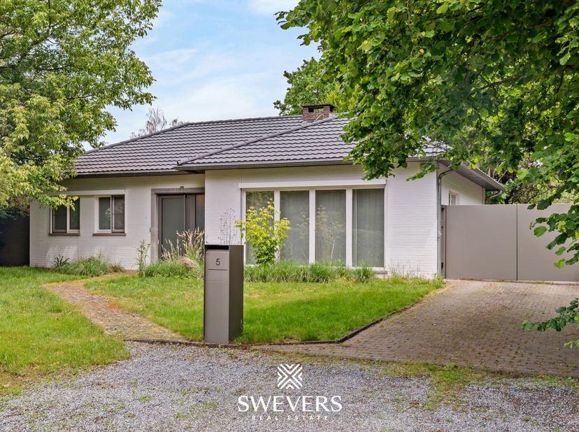 Voor meer info en fotos, surf naar www.swevers.be  In een rustige straat in Zonhoven vinden we deze charmante open bebouwing die in 20232024 volledig