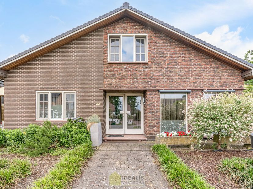 IDEALIS VASTGOED – RUIME, GERENOVEERDE EN INSTAPKLARE WONING MET 3 GELIJKVLOERSE SLAAPKAMERS, LICHTRIJKE LEEFRUIMTE MET OPEN KEUKEN ÉN AFGEWERKTE 2e V