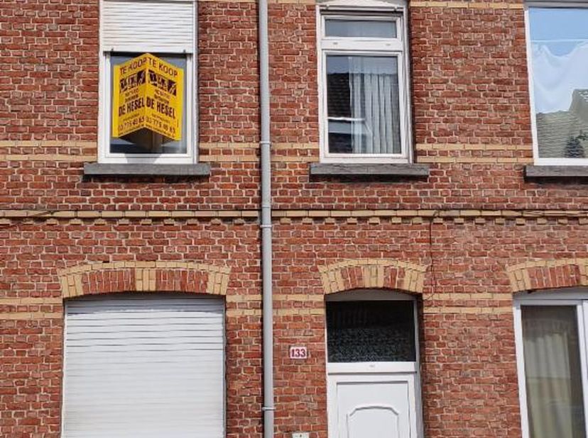 RIJHUIS<br />
<br />
GEEN RENOVATIEVERPLICHTING GELET OP EPC.<br />
<br />
GLVL: Inkomgang, leefruimte (4x4 en 4,5x3), laminaat, dubbel glas met rollu