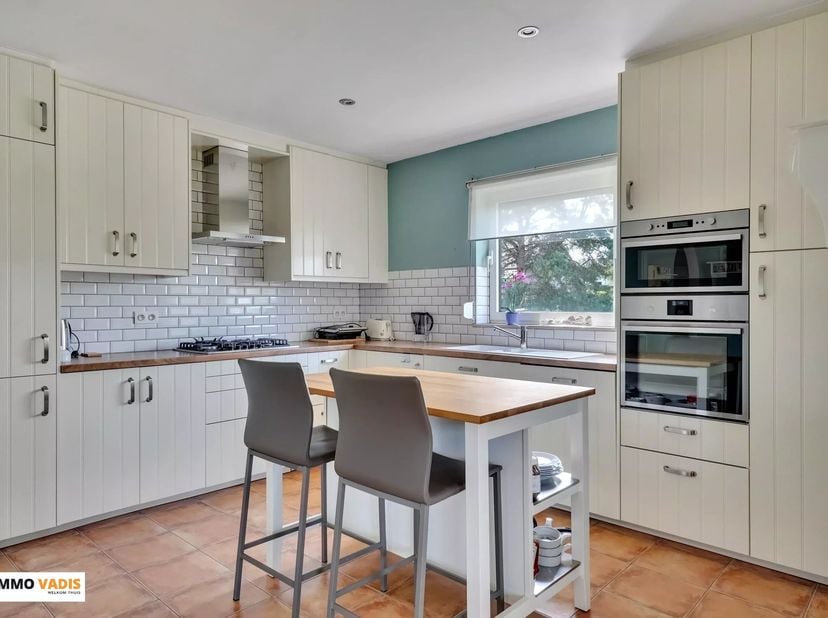 Gelegen in een kleinschalige residentie vinden we dit comfortabel appartement terug met een praktische indeling.<br />
Het appartement beschikt over e