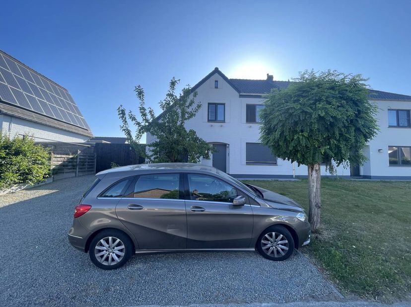 Deze goed onderhouden duplexwoning, gelegen in Alken, biedt een comfortabele woongelegenheid. De woning is instapklaar en geschikt voor diverse bewone