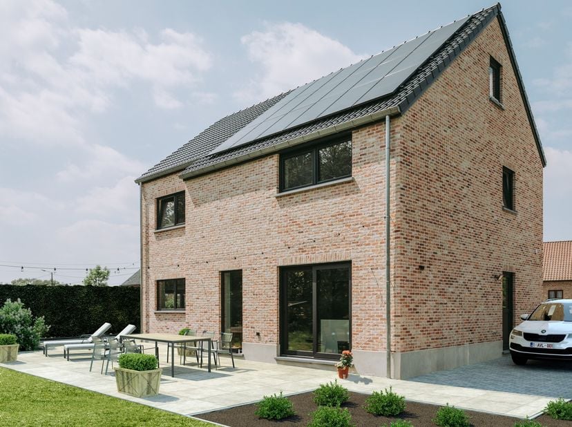 Deze woning combineert een tijdloze architectuur met een doordachte indeling en hedendaags wooncomfort. Met een bewoonbare oppervlakte van circa&amp;nbsp;