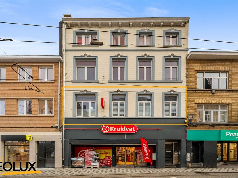 Au cœur de Jette, vous trouverez ce spacieux appartement au premier étage avec une surface habitable de pas moins de 116m². En entrant, vous êtes accu