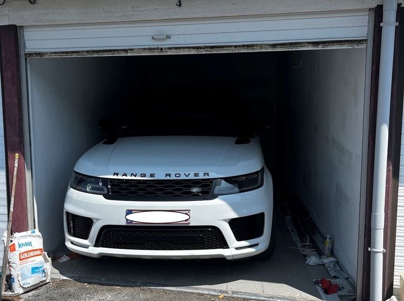 Ce garage fermé est situé dans une Résidence fermée de Zeedijk à Ostende-Mariakerke.L'accès au complexe fermé se fait par un portail automatique. Le g