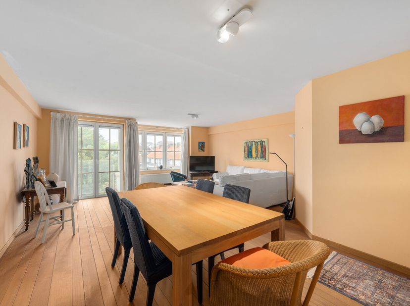 Knokke: Ruim en zonnig appartement met open zicht, 2 slaapkamers en 2 terrassen te koop op topligging in de Koningslaan te Knokke.Bent u op zoek naar