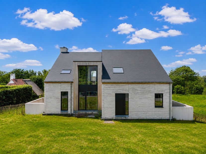 Deze casco woning biedt een uitzonderlijke kans om een unieke woonst volledig naar eigen smaak en wensen af te werken. De hoge plafonds en de grote ve