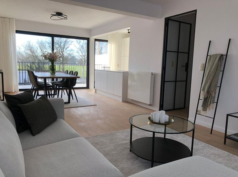 Welkom in de Vijversstraat 26 gelegen te centrum Kiewit. De bewoonbare oppervlakte op het gelijkvloers is 49 m². U komt binnen in de inkomhal met mooi