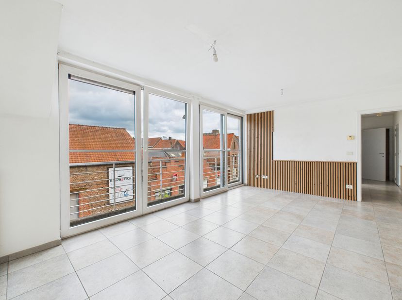 Recent appartement (2011) in het centrum van Rekkem, gelegen op de 2ᵉ verdieping van een residentie met lift. Indeling: inkomhal, lichte leefruimte me