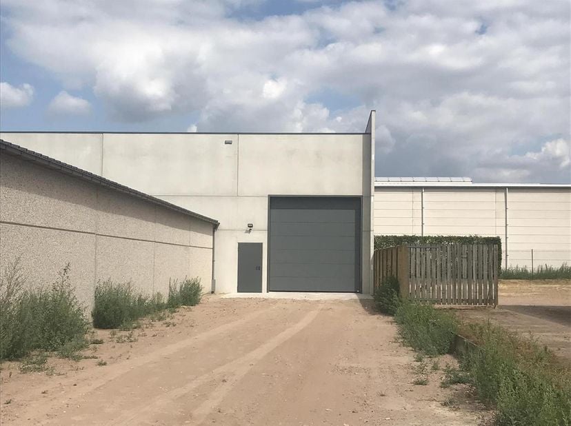 Recente opslagloods van 200m² gelegen op het industrieterrein 'Kleine Heide' in Meeuwen. Dit bedrijventerrein richt zich vooral op KMO's en ambachteli
