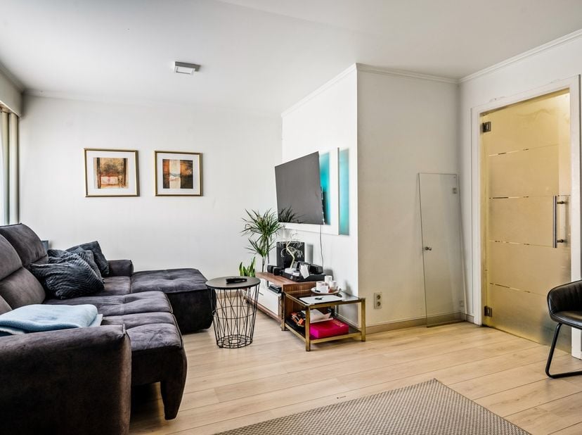 Op een toplocatie in het hart van Mechelen bevindt zich dit 1 slaapkamer appartement met bovengrondse staanplaats. Het appartementsgebouw bevindt zich