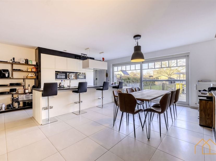 Welkom in deze energiezuinige woning met uitstraling in Noorderwijk. Dit ruime pand beschikt over 6 slaapkamers, 277 m² woonoppervlak en staat op een