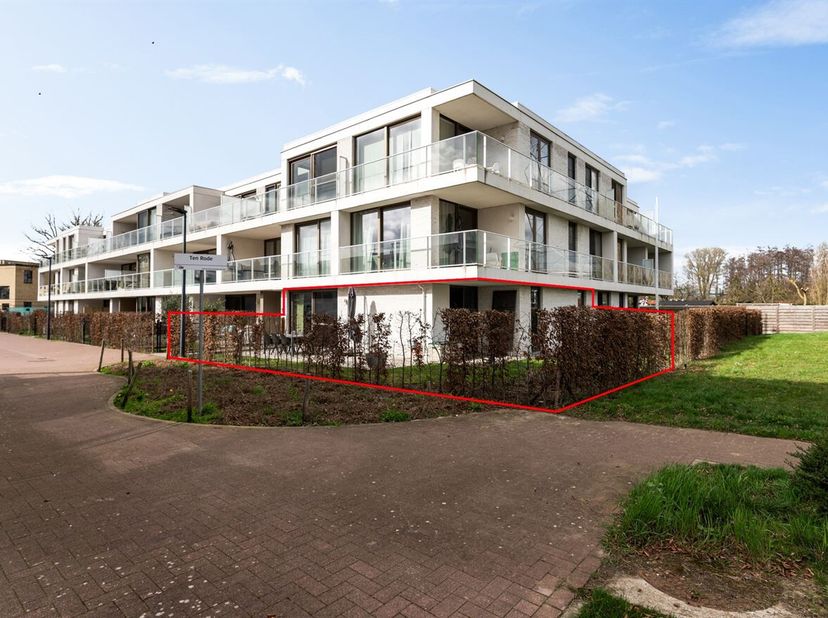 Dit recent gebouwd gelijkvloersappartement uit 2020 is instapklaar en ideaal voor wie op zoek is naar comfortabel wonen op een gunstige locatie.<br />