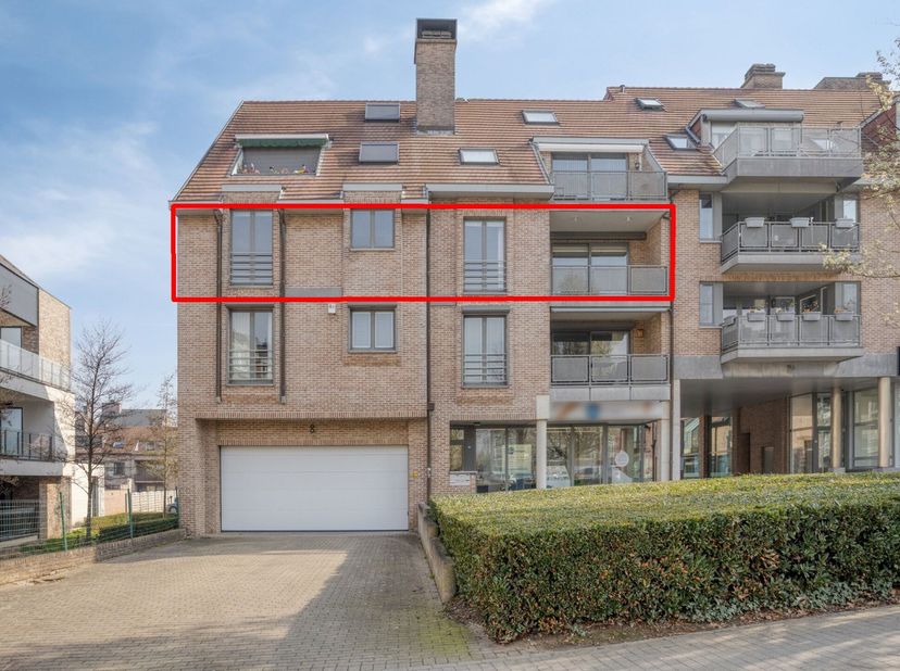In het centrum van Lanaken, op het Molenweideplein, is dit ruim (175 m² incl. 2 terrassen) en lichtrijk appartement met 2 slaapkamers, 2 terrassen, ee