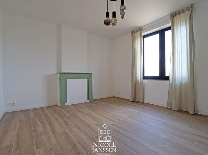 Deze vrijstaande woning biedt een mooie combinatie van ruimte, comfort en privacy. Je beschikt over twee ruime slaapkamers, elk met een eigen badkamer