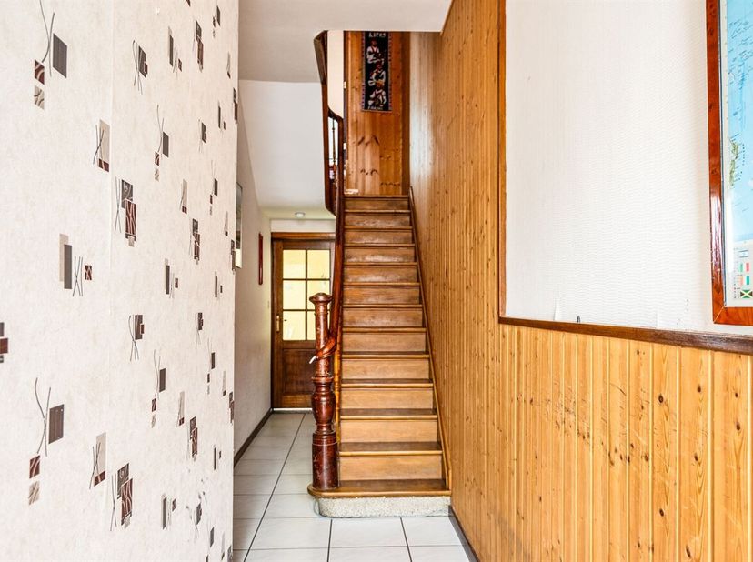 Locatie: Dit huis is gelegen in de rustige Eikenlei in Hoboken, een aangename woonomgeving met een vlotte bereikbaarheid. Winkels, scholen en openbaar