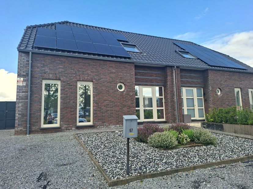 In een rustige en kindvriendelijke buurt van Neeroeteren (Maaseik) vind je deze eigentijdse halfopen bebouwing met een bewoonbare oppervlakte van +/-