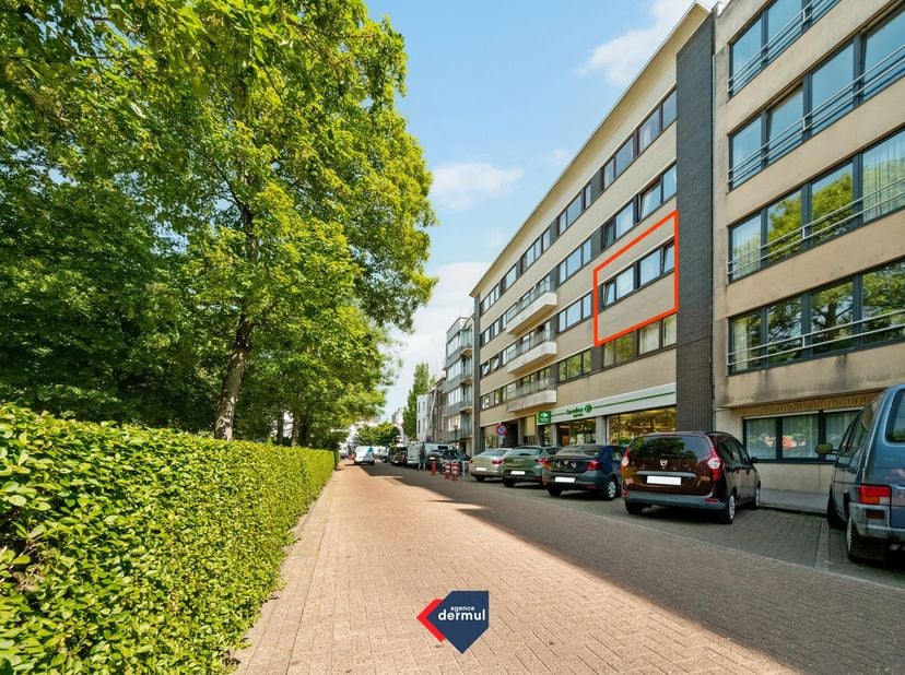 Ontdek dit aangename appartement met 2 slaapkamers, gelegen op de tweede verdieping van residentie Catharina in Oostende. Dankzij de centrale ligging