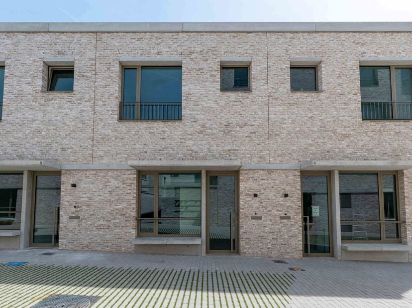 Quares - Trevi Group presenteert:<br />
Pas opgeleverde energiezuinige NIEUWBOUWWONING met 3 slaapkamers + 1 bureau in de volledig nieuwe wijk Flora G