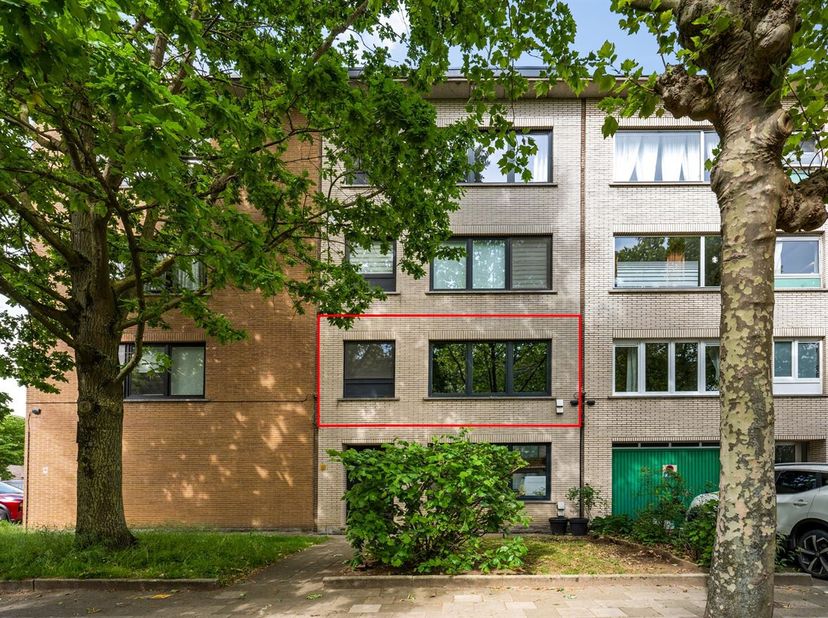 Ligging: De woning is gelegen in een rustige woonstraat op een uitstekend bereikbare locatie. Dagelijkse voorzieningen zoals supermarkten, scholen en