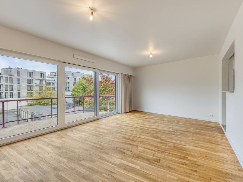 Cet appartement entièrement rénové (2025) avec deux chambres dans un petit immeuble peut bénéficier d'une jolie terrasse. Cet appartement est situé pr