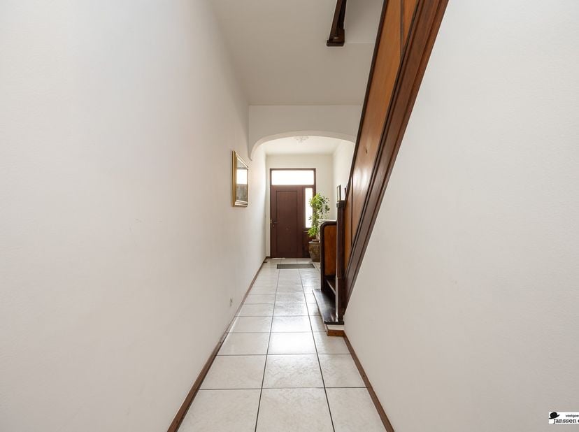 Vous êtes à la recherche d'une maison spacieuse à rénover ? Dans ce cas, cette maison de ville à rénover d'une surface habitable d'environ 245 m² vaut