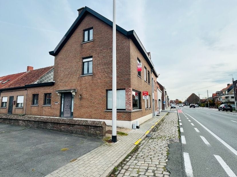 Te renoveren hoekwoning in Wevelgem.Veel potentieel met een lichtelijke woonkamer. De woning heeft 3 slaapkamers en een zolder die nog ingericht moet