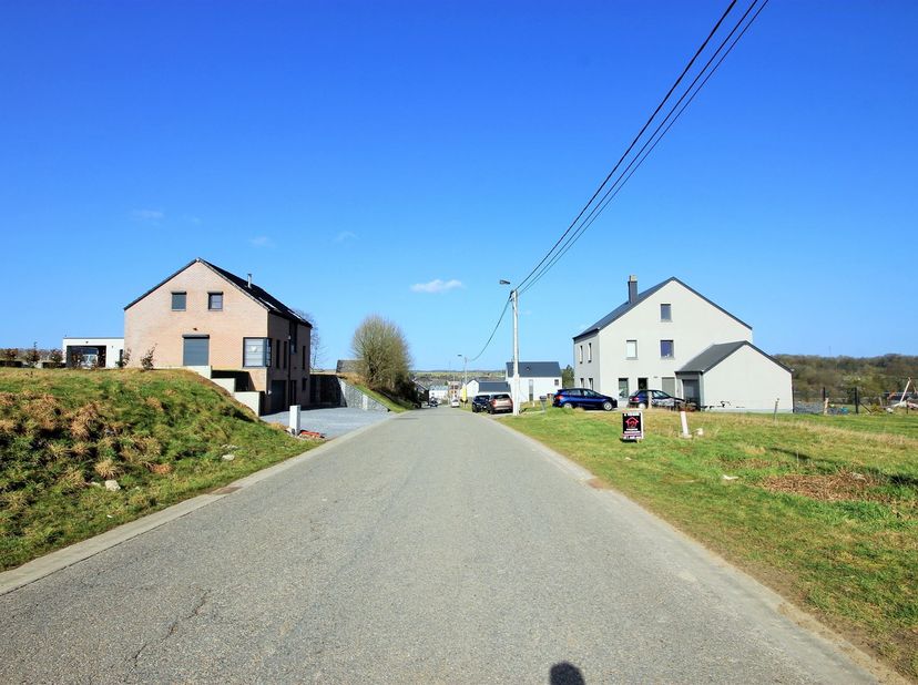 Terrain à bâtir d’une superficie de 7,38 ares avec une longueur à rue de +- 13 m de façade pour une profondeur avoisinant les 50m. Le terrain fait par
