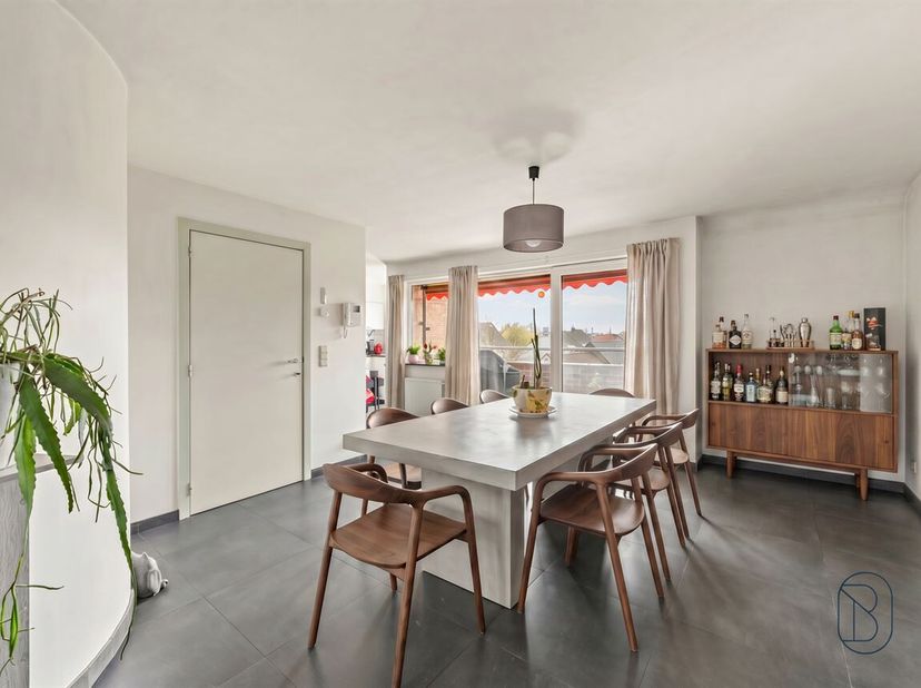 Te koop: ruime duplex met 3 slaapkamers en terras in centrum Heestert<br />
In het centrum van Heestert bevindt zich deze ruime duplex met een praktis