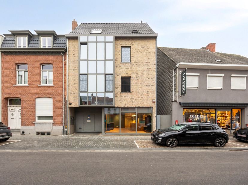 Deze instapklare commerciële ruimte is centraal gelegen in het hart van Mol, op wandelafstand van het openbaar vervoer en het stadion. In de directe o