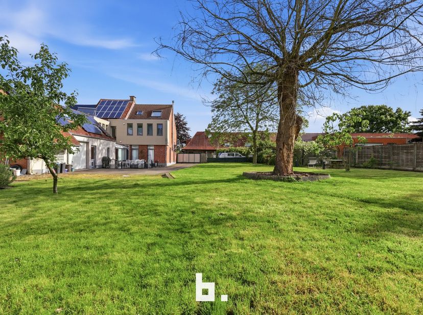 Deze ruime en veelzijdige woning, gelegen in een rustige doodlopende straat, biedt uitzonderlijk veel comfort en ruimte, ideaal voor grote gezinnen, z