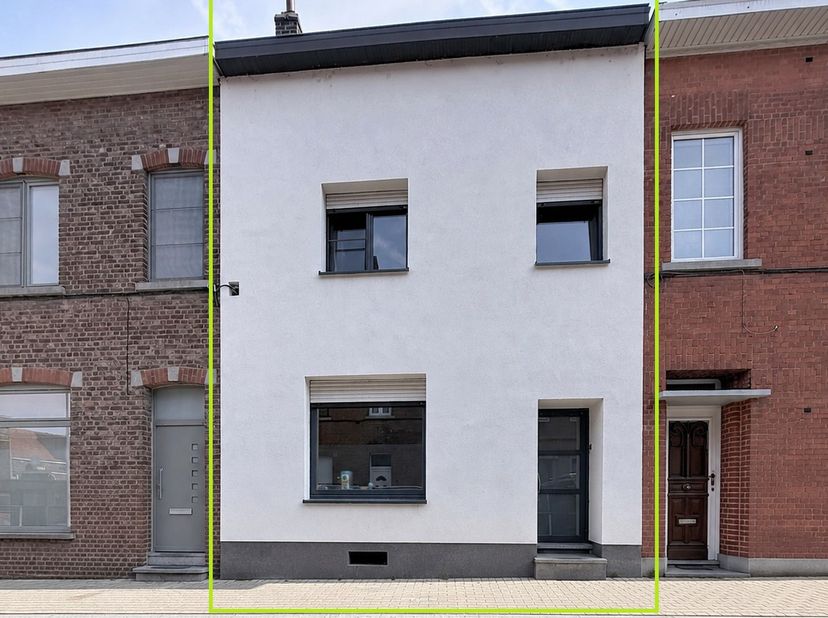 Op een toplocatie in het centrum van Tienen wacht deze charmante karakterwoning uit 1934 op haar nieuwe eigenaars. Met een bewoonbare oppervlakte van