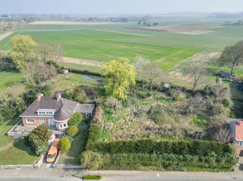 Deze ruime bouwgrond biedt potentieel voor het bouwen van één of meerdere woningen. Ze ligt in de rustige Waasmontstraat in Landen, dicht bij het cent