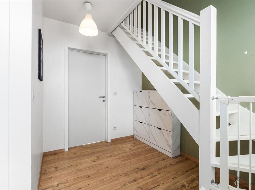Bent u op zoek naar een instapklare woning waar hedendaags wooncomfort, energiezuinigheid en een landelijke omgeving perfect samenkomen? Dan is deze r