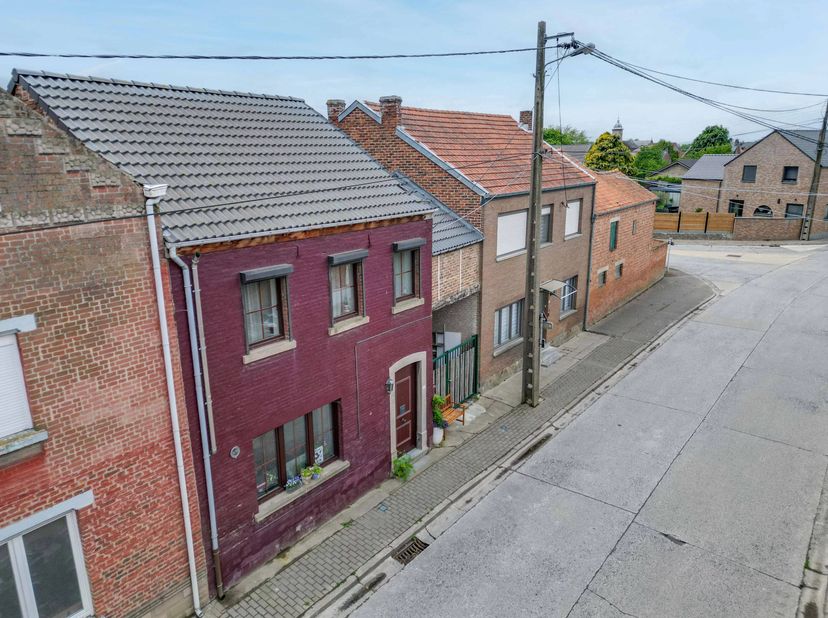 Deze gezinswoning biedt heel wat mogelijkheden: ruimte voor werk of hobby, groter gezin of kangoeroewoning.<br />
Ze is voorzien van een carport en ee