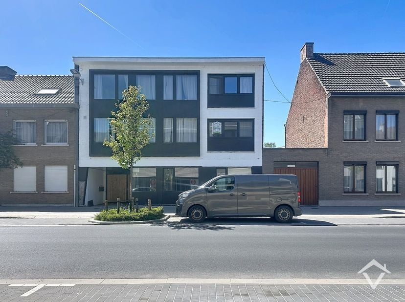 Dit ruim duplex-appartement van ca. 94 m² is centraal gelegen in het hart van Torhout, op wandelafstand van scholen, winkels en openbaar vervoer. Dank