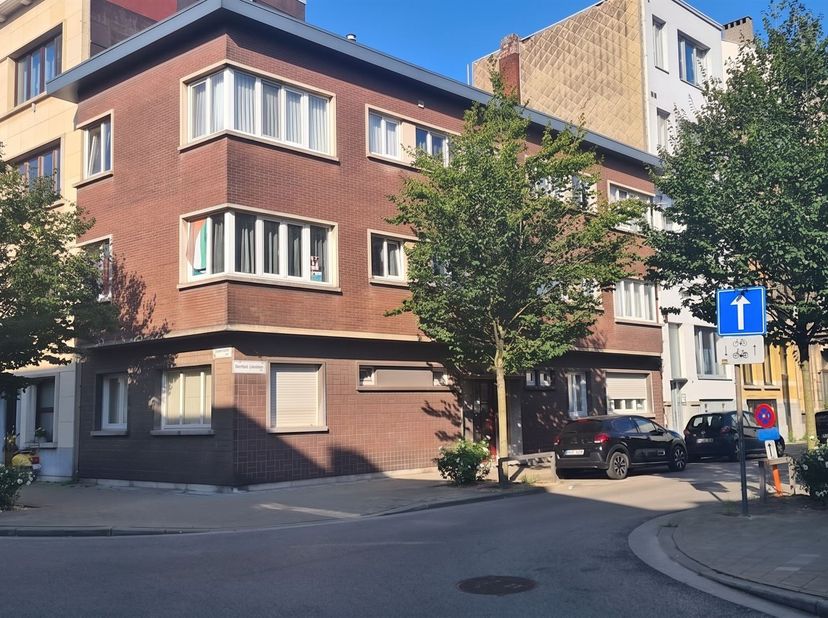 Situé au deuxième étage d'un petit immeuble, ce bel appartement de 58 m² bénéficie d'un emplacement idéal dans le quartier prisé d'Anvers-Sud. Grâce à