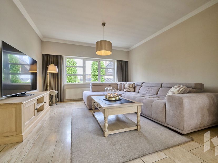 Gunstig gelegen instapklare, gerenoveerde woning (166 m²) met 4 slaapkamers op een afgesloten perceel van 525m².<br />
Deze zeer goed onderhouden gezi