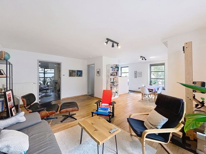 Beschrijving : In een  recent gebouw van 2010, appartement met een oppervlakte  van 99 m2  gelegen op de 3de verdieping, op wandelafstand van het Step