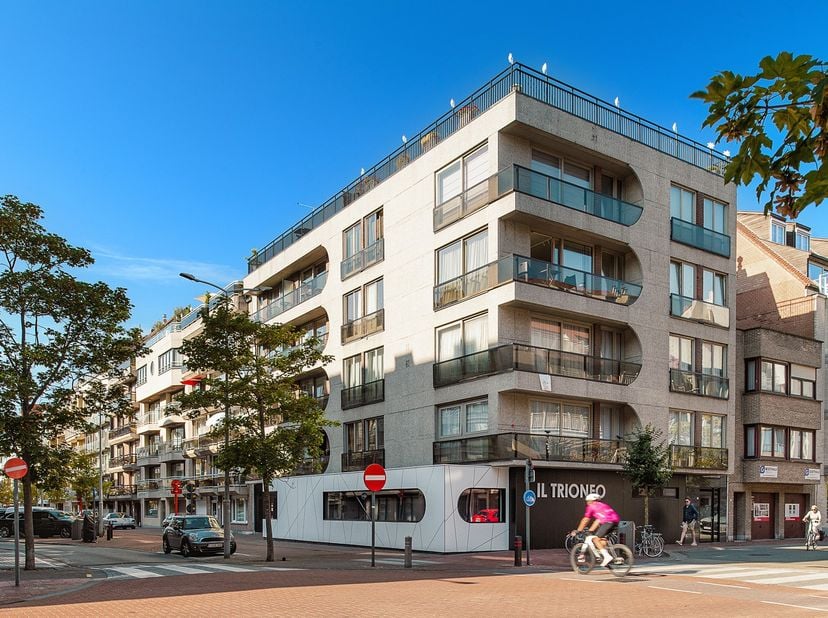 In een rustige en gegeerde ligging, op wandelafstand van zowel de zeedijk als de Lippenslaan, bevindt zich dit smaakvol gerenoveerde appartement met t
