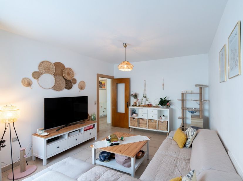 ERA B-LUX vous propose cette maison idéalement située au centre dArlon, à proximité de la gare et du centre-ville. Au rez-de-chaussée : hall dentrée,