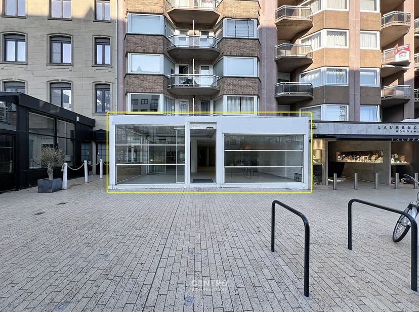 OPPERVLAKTEN:<br />
Constructie - bewoonbare oppervlakten<br />
Handelsgelijkvloers: ± 300 m²<br />
Uitbreidingsmogelijkheden: terras aan straatzijde<