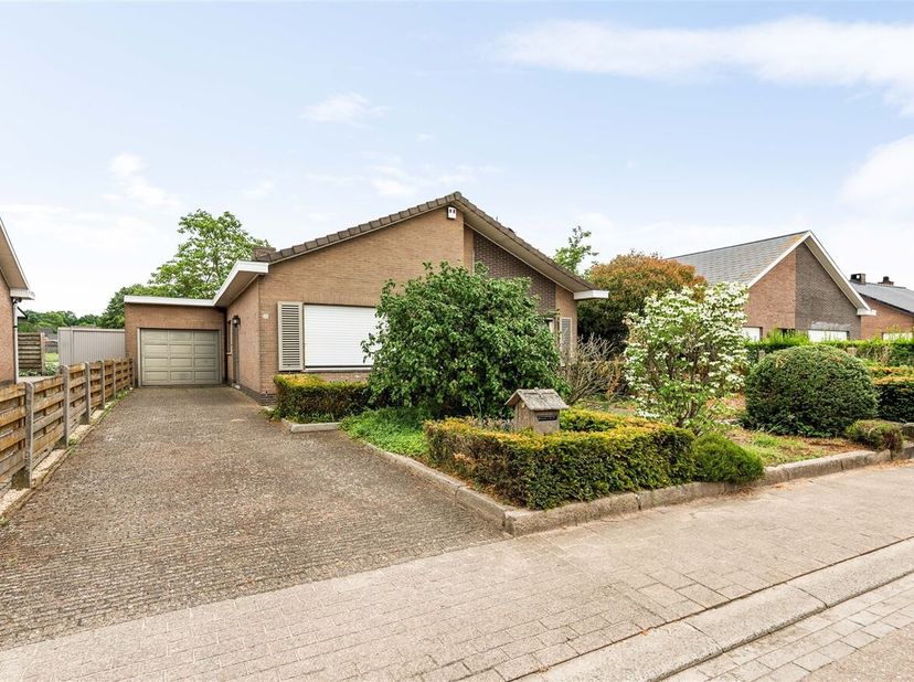 Ruime open bebouwing met 3 slaapkamers in Geel<br />
Locatie: <br />
Deze open bebouwing is rustig gelegen in Geel, met winkels, scholen, openbaar ver