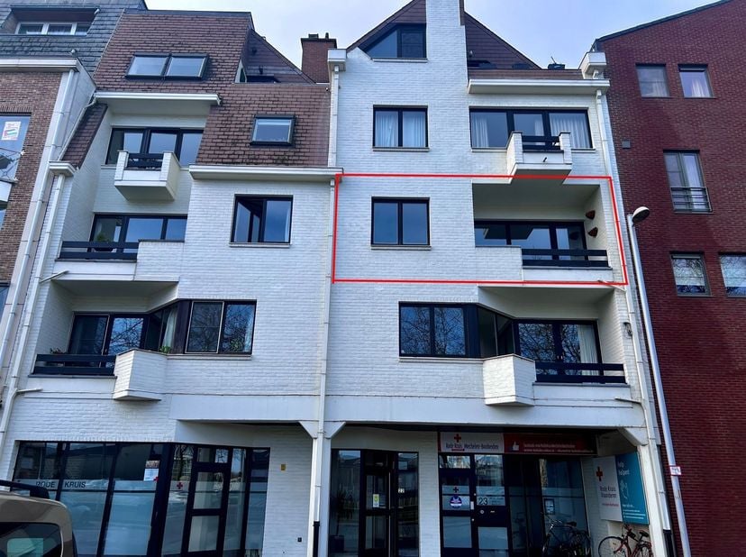 Ruim appartement met 2 slaapkamers en 2 terrassen<br />
<br />
Op de tweede verdieping van een verzorgd gebouw bevindt zich dit aangename appartemen